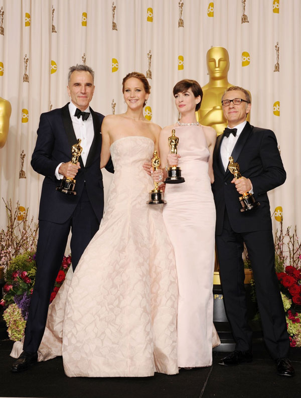 Дженифър Лоурънс ще връчва на Оскарите