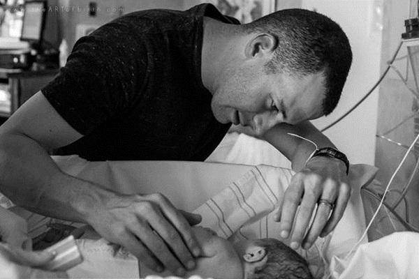 20 снимки на татковци, които виждат децата си за първи път