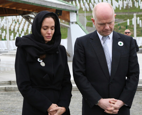 Джоли плаче заради геноцида в Сребреница
