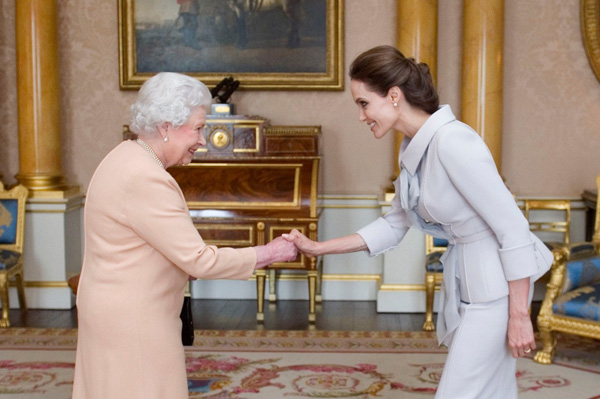 Елизабет II направи Джоли почетна дама