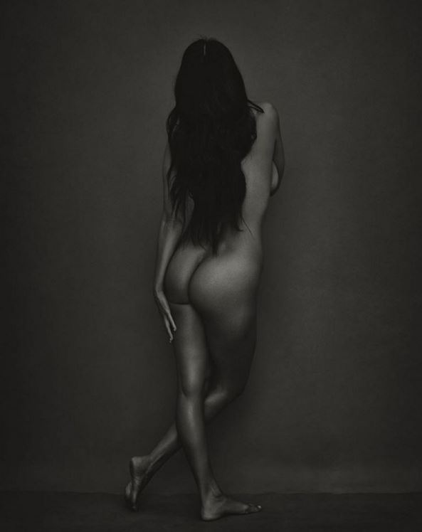 Кортни Кардашиян пусна приложение, отпразнува го с гола снимка