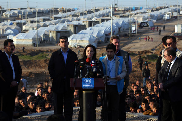 Джоли посети бежанци в Ирак