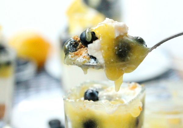 Десертни шотове с боровинки, рикота и лимон