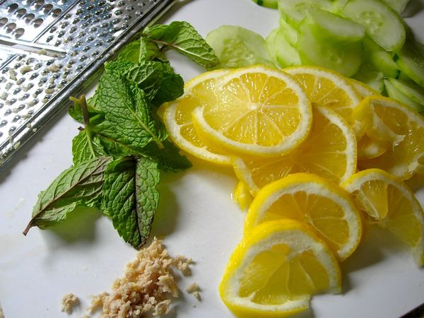 Вода с лимон, мента и джинджифил чисти мазнините в тялото