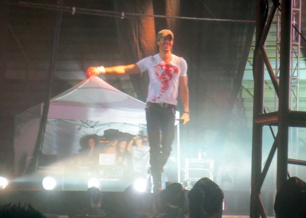 Енрике Иглесиас пострада по време на концерт