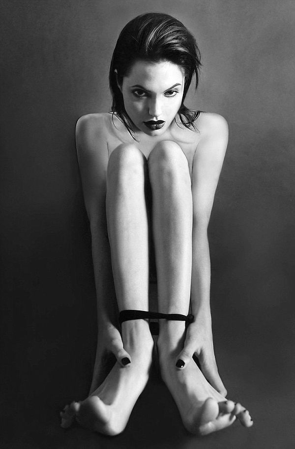 Продават невиждани голи снимки на Анджелина Джоли