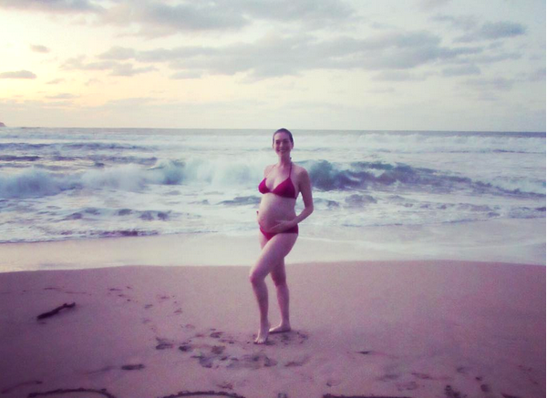 Бременната Ан Хатауей разпуска на плажа