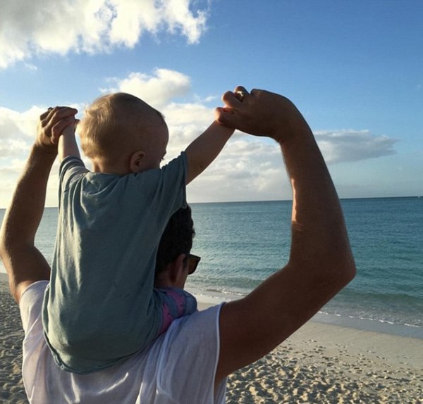 Лив Тайлър заведе бебето на плажа