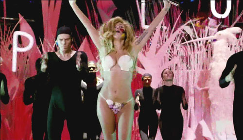 Лейди Гага на сцената на MTV само по черупки