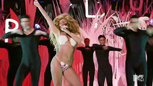 Лейди Гага на сцената на MTV само по черупки