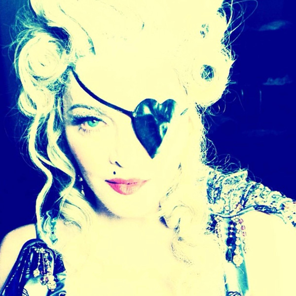 Мадона като Мария Антоанета за ЧРД