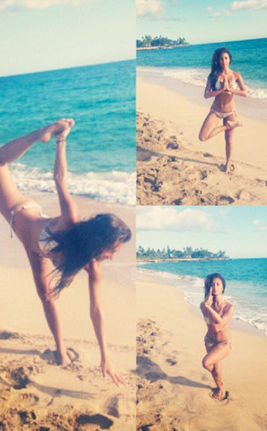 Секси! Никол Шерцингер прави йога на плажа