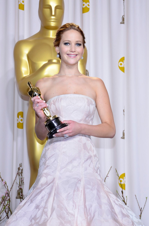Дженифър Лоурънс дала Оскара на родителите си
