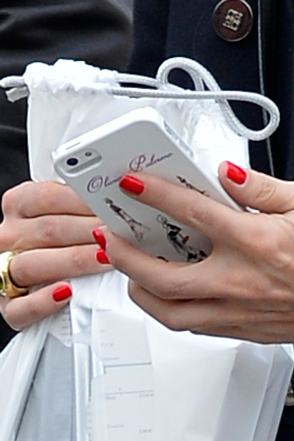 Оливия Палермо носи iPhone с името си