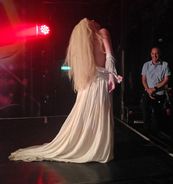 Лейди Гага пее гола на сцената