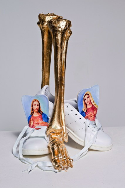 Кейт Мос прави обувки за благотворителност